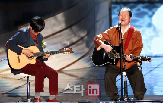 [포토]송창식의 열정적인 무대