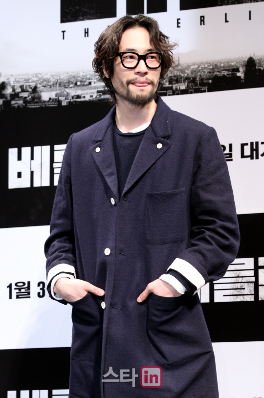 [포토]류승범 ''혀 빼꼼''