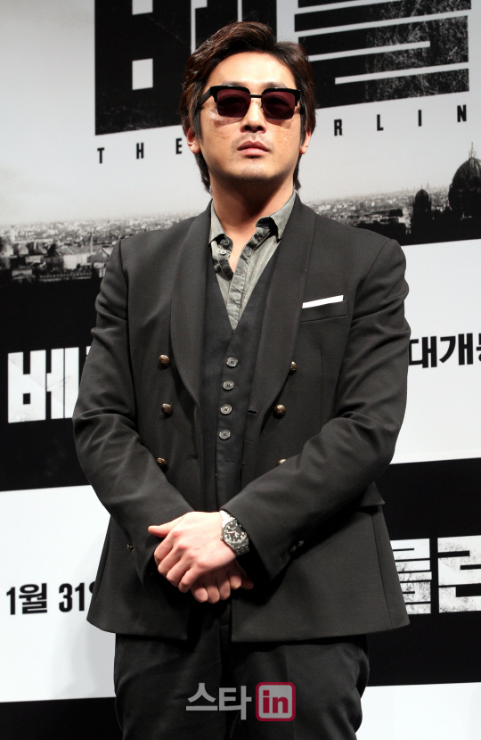 [포토]하정우 ''선글라스 멋지나요?''