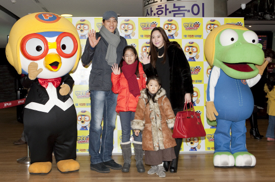 [포토]우지원, 미모의 아내·두 딸과 '행복한 미소'