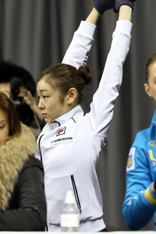 [포토] 가볍게 몸푸는 김연아