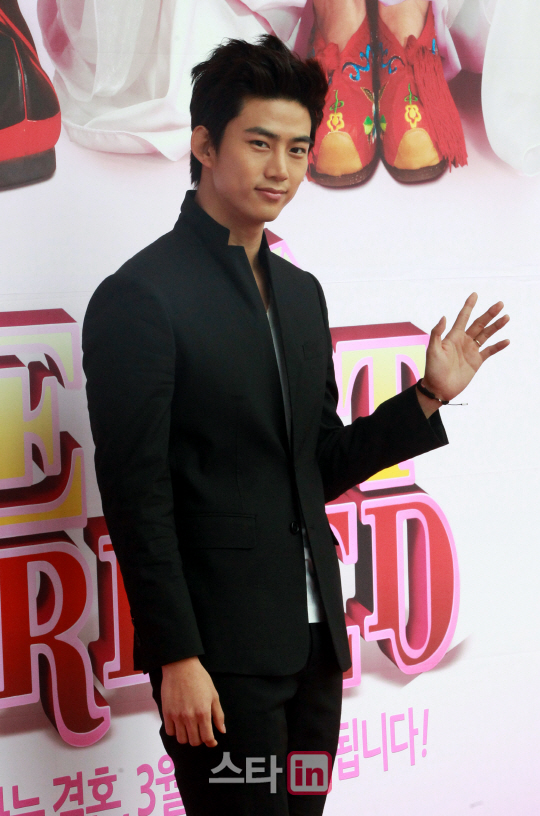 [포토]옥택연 ''시크한 인사''