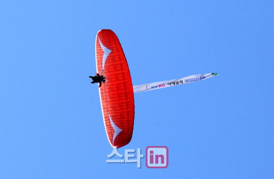 [포토]하늘에서 내려오는 그린 재킷
