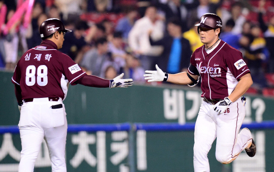 [정철우의 1S1B]염 감독은 ''홈런 1위 이성열''에 만족하고 있을까