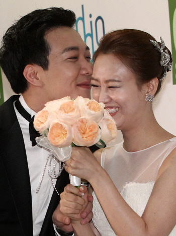 장윤정-도경완, "우리 진짜 결혼했어요"..600명 축하 속 백년가약