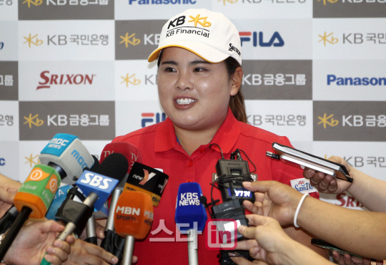 [포토]마이크 둘러싸인 '메이저 퀸' 박인비