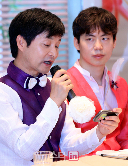 [포토]김조광수의 편지 경청하는 김승환