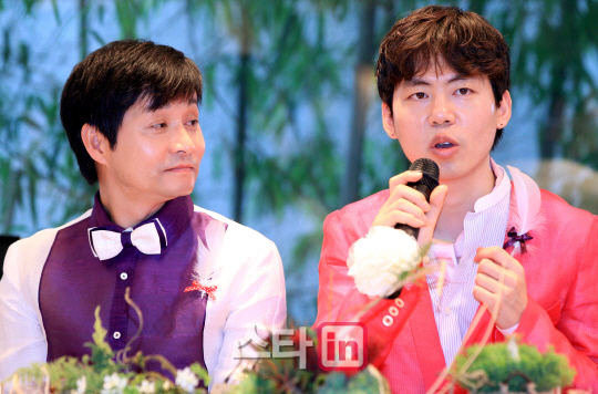 [포토]기자회견하는 김조광수-김승환