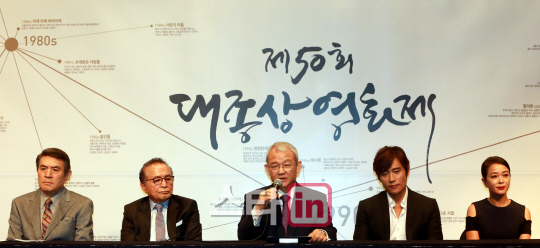 [포토]질문에 답하는 이규태 조직위원장