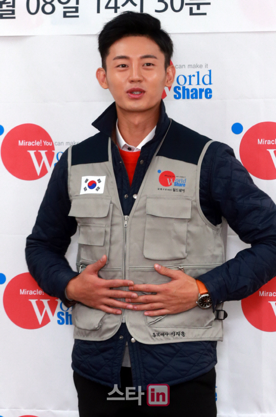 [포토]이지훈 '조끼가 마음에 들어요'