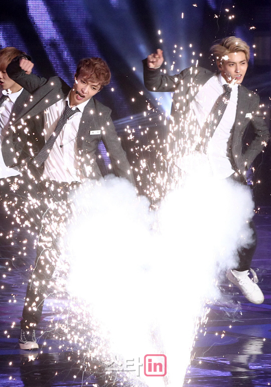 [포토]EXO와 하트 연기!