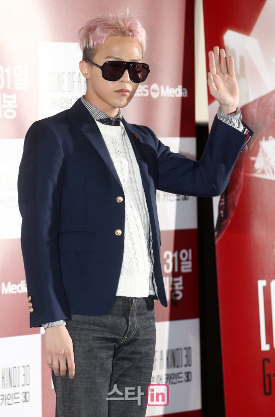 [포토]손인사 하는 GD