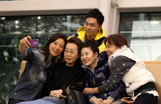 꽃보다 누나 단체 사진, 미소 뒤에 이승기의 어색한 표정