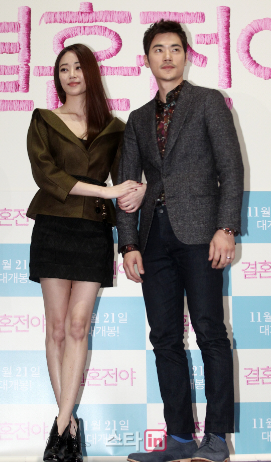 [포토]포즈 취하는 김효진-김강우
