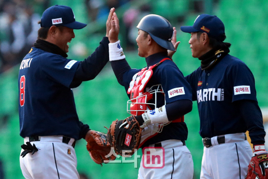 [포토]승리 기쁨 만끽하는 일본 레전드