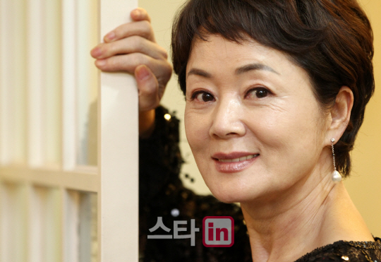 [포토]포즈 취하는 김영애