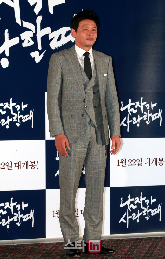[포토]황정민 '수트가 잘 어울리죠?'