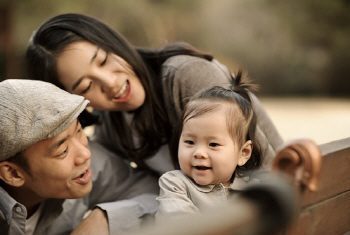 김진표 아내 윤주련 화보, 딸 보며 함박 웃음 '단란한 가족'