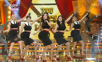 스피카 엉뽕 패션, 유쾌한 퍼포먼스 '레트로 섹시'
