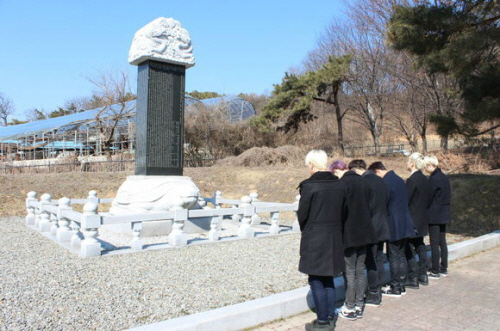 씨클라운, 어사 박문수 묘 참배…"가요계 암행어사 될 것"