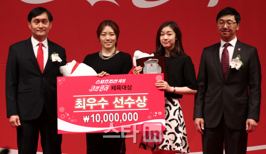 [포토]제19회 코카콜라 체육대상 최우수선수상 수상한 김연아-이상화