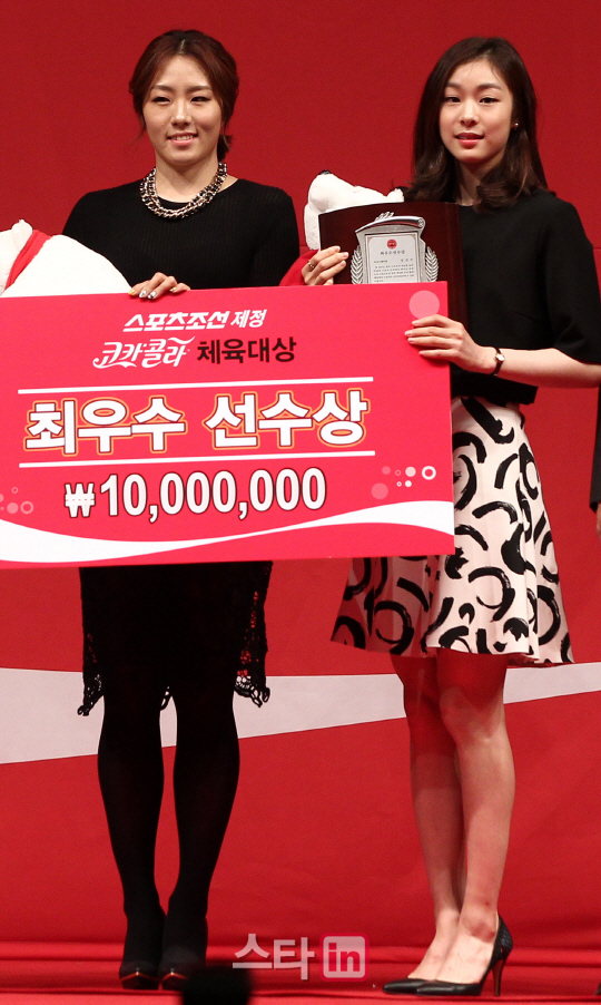 [포토]이상화-김연아, 제19회 코카콜라 체육대상 최우수선수상 수상