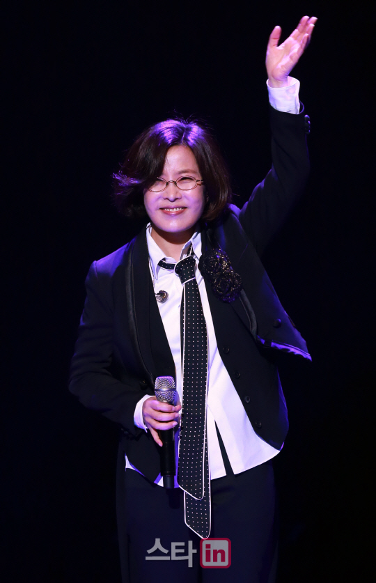 [포토]'작은 거인' 이선희 '다음에 또 만나요'
