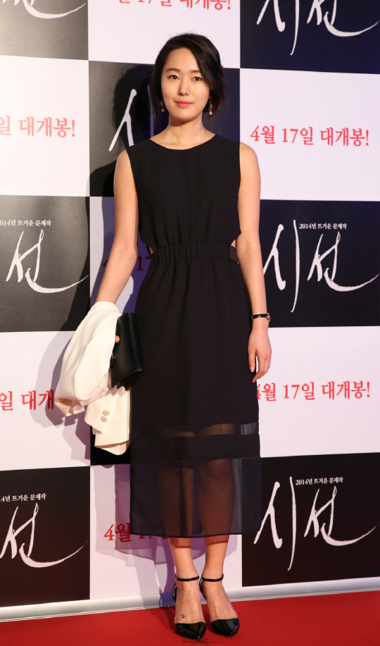 [포토]윤진서, 블랙 시스루 원피스로 '시선' 고정