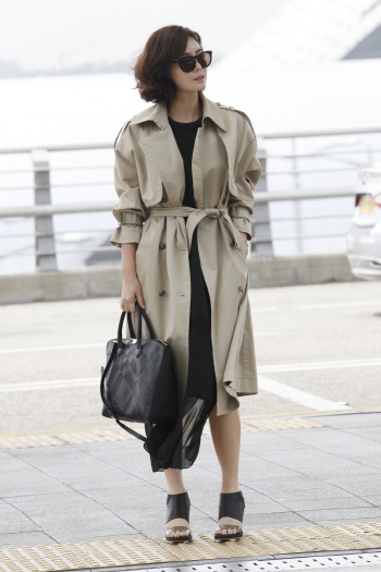 김성령, 블랙 롱 쉬폰·트렌치코드로 `우아한 공항 패션` 완성