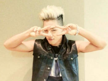 '엠카운트다운' 태양, 깜찍 브이 포즈 '반전 매력'