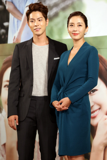 '마마' 송윤아, "홍종현과 17세 차, 연인 연기 쑥스럽다"