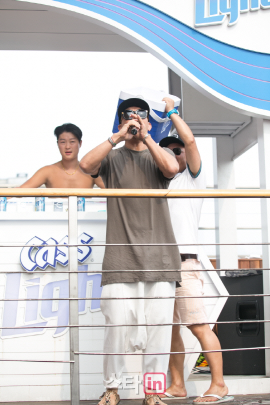 [포토]DJ KOO, 카스 라이트 풀 파티서 아이스 버킷 챌린지 동참-6