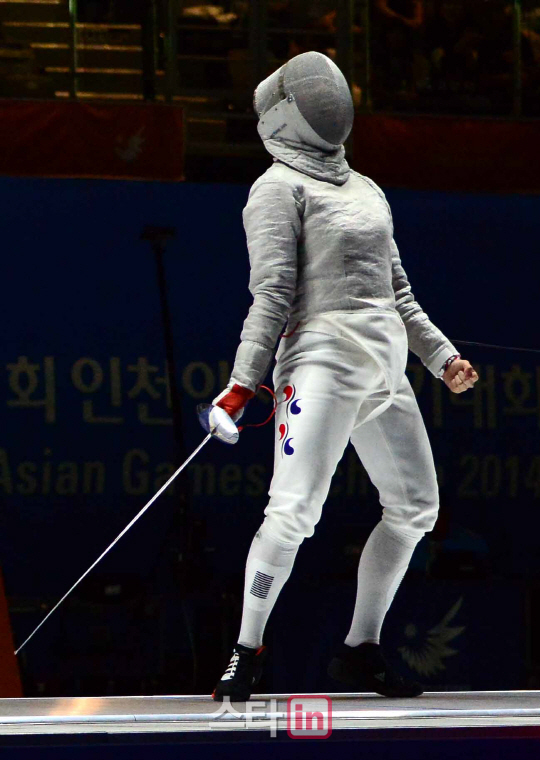 [인천AG]女 사브르 이라진, 김지연 꺾고 금메달