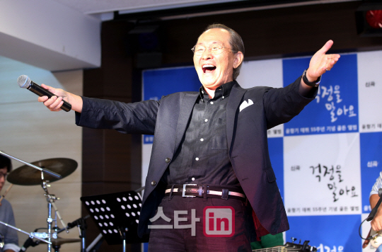 [포토]'55주년' 윤항기 '걱정을 말아요'