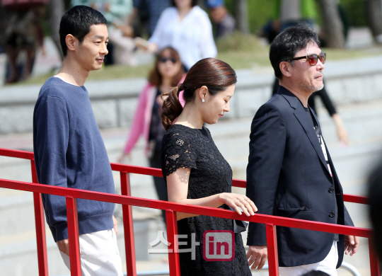 [포토]영화 '자유의 언덕' 야외 무대인사 참석하는 카세 료-문소리-김의성