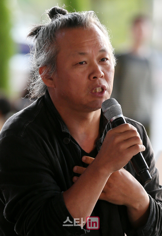 [포토]질문에 답하는 김기덕 감독