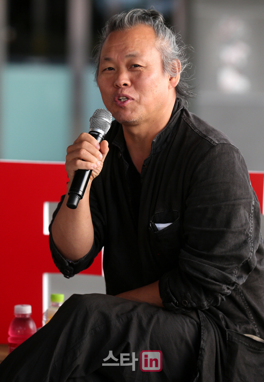 [포토]인사말하는 김기덕 감독