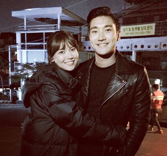 수영-슈주 시원, 다정 포옹 "촬영장에 간식 선물.. 눈물 나"