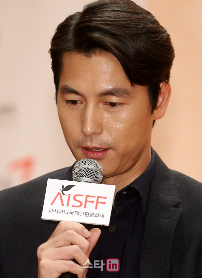 [포토]정우성 '하나 둘 하나 둘 마이크를 테스트합니다'