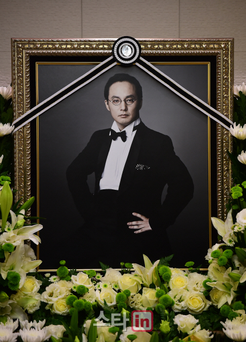 "장 유착 수술 뒤 신해철 장 천공 생겨" 의혹