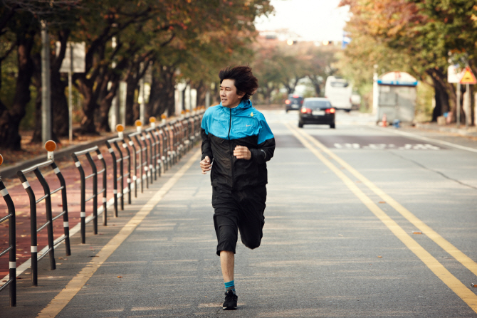 김장훈, 신곡 뮤비 파격..1m당 1원 기부하는 '마라톤의 기적'