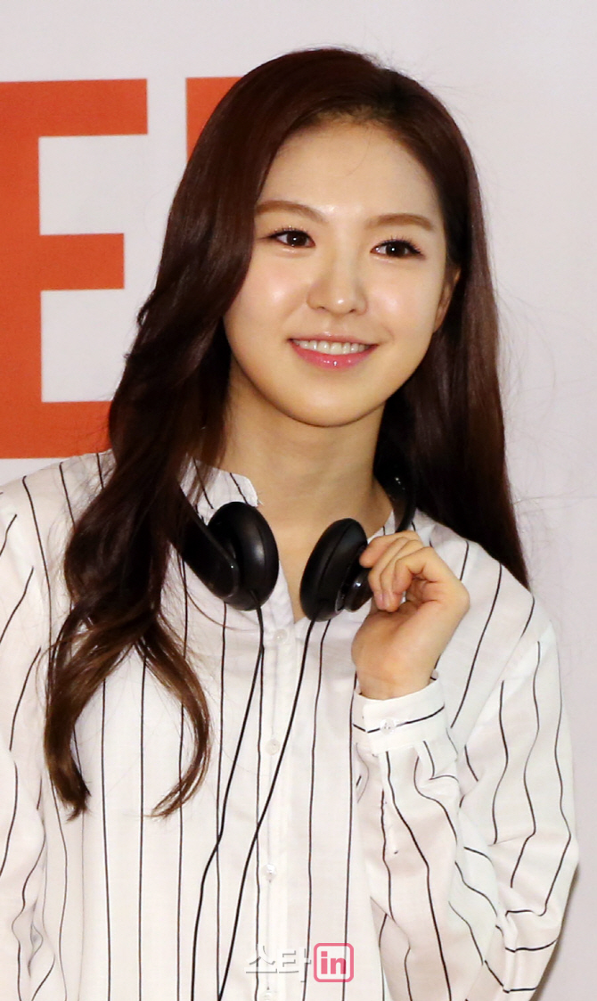 [포토]레드벨벳 웬디, '헤드폰 목에 걸고 청순하게'
