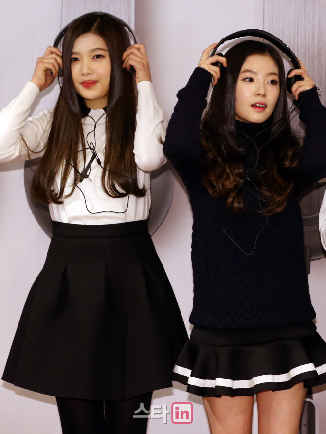 [포토]레드벨벳 조이-아이린, '우리랑 같이 음악 들어요!'