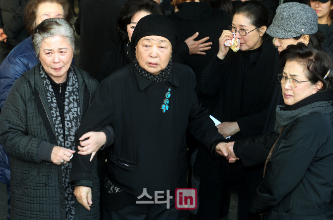 [포토]강부자 '망연자실' (故 김자옥 발인식)
