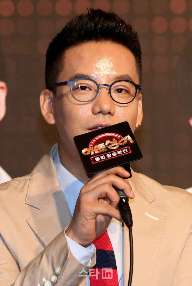 [포토]질문에 답하는 보컬트레이너 조홍경