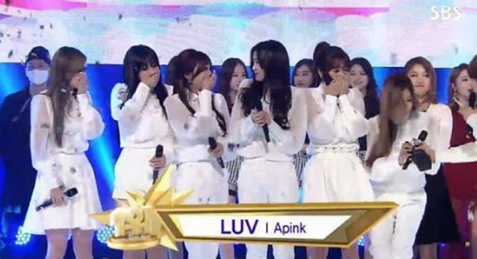 에이핑크, '인기가요' 1위..지상파 3관왕 '눈물 소감'