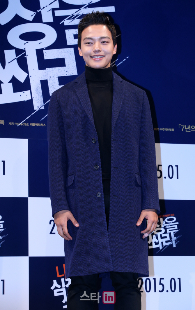 [포토]포즈 취하는 배우 여진구