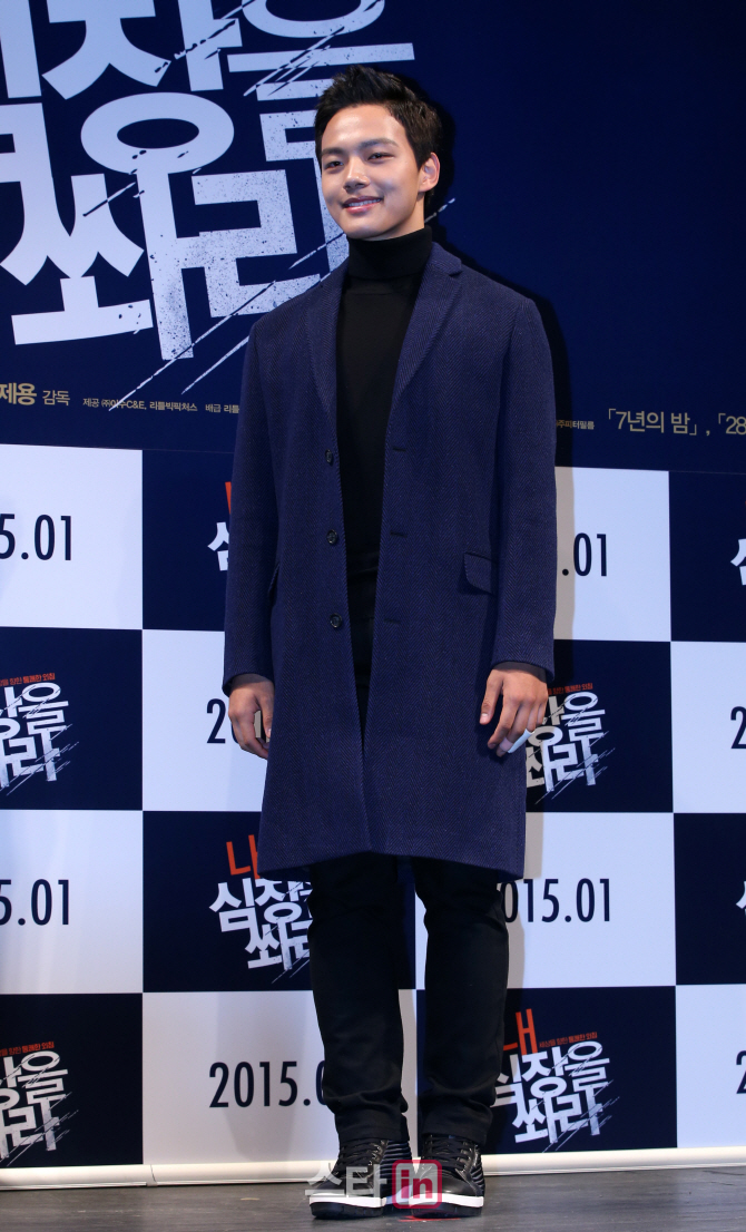 [포토]포즈 취하는 배우 여진구