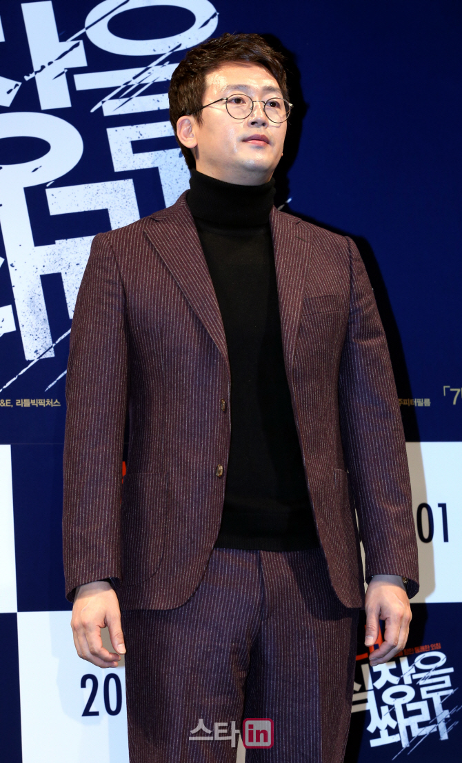 [포토]포즈 취하는 배우 김정태