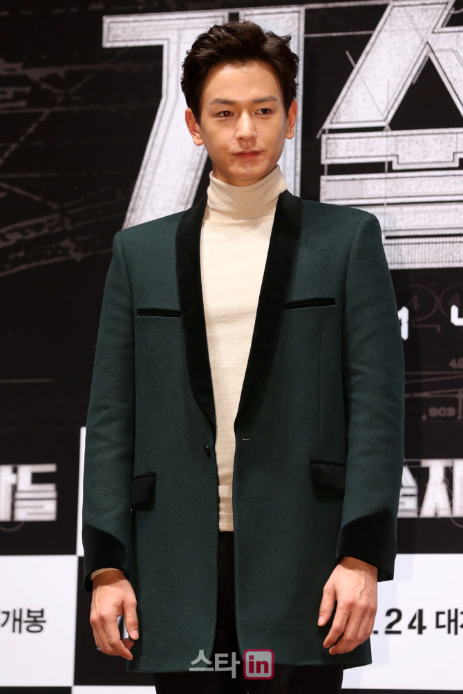 [포토]포즈 취하는 임주환